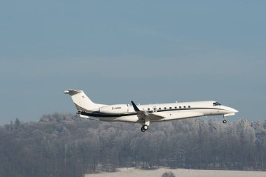Zürih, İsviçre, 14 Ocak 2024 D-AHOI Vista Jet Embraer 650 uçağı Davos 'taki dünya ekonomik forumu sırasında 14. piste iniyor.