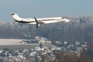 Zürih, İsviçre, 14 Ocak 2024 D-AHOI Vista Jet Embraer 650 uçağı Davos 'taki dünya ekonomik forumu sırasında 14. piste iniyor.