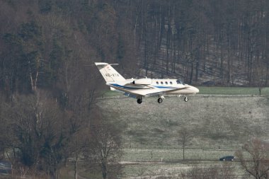 Zürih, İsviçre, 14 Ocak 2024 HB-VTW Alpine Uçuş Servisi Cessna 525 Citation M2 uçağının Davos 'taki dünya ekonomik forumu sırasında 14. piste son yaklaşışı.