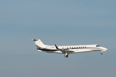 Zürih, İsviçre, 14 Ocak 2024 D-AHOI Vista Jet Embraer 650 uçağı Davos 'taki dünya ekonomik forumu sırasında 14. piste iniyor.