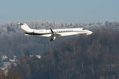 Zürih, İsviçre, 14 Ocak 2024 D-AHOI Vista Jet Embraer 650 uçağı Davos 'taki dünya ekonomik forumu sırasında 14. piste iniyor.