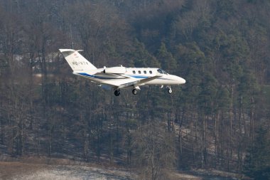 Zürih, İsviçre, 14 Ocak 2024 HB-VTW Alpine Uçuş Servisi Cessna 525 Citation M2 uçağının Davos 'taki dünya ekonomik forumu sırasında 14. piste son yaklaşışı.