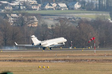 Zürih, İsviçre, 14 Ocak 2024 M-OONL Bombardier Global Express XRS uçağı Davos 'taki dünya ekonomik forumu sırasında 14. piste iniyor.