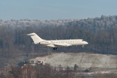 Zürih, İsviçre, 14 Ocak 2024 M-OONL Bombardier Global Express XRS uçağı Davos 'taki dünya ekonomik forumu sırasında 14. piste iniyor.