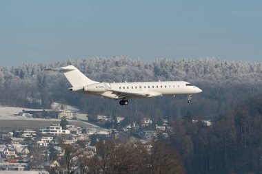Zürih, İsviçre, 14 Ocak 2024 M-OONL Bombardier Global Express XRS uçağı Davos 'taki dünya ekonomik forumu sırasında 14. piste iniyor.