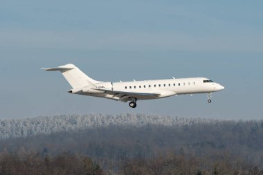 Zürih, İsviçre, 14 Ocak 2024 M-OONL Bombardier Global Express XRS uçağı Davos 'taki dünya ekonomik forumu sırasında 14. piste iniyor.