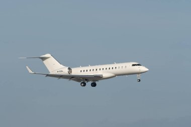 Zürih, İsviçre, 14 Ocak 2024 M-OONL Bombardier Global Express XRS uçağı Davos 'taki dünya ekonomik forumu sırasında 14. piste iniyor.