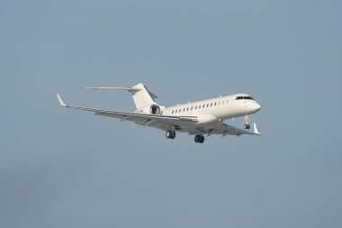 Zürih, İsviçre, 14 Ocak 2024 M-OONL Bombardier Global Express XRS uçağı Davos 'taki dünya ekonomik forumu sırasında 14. piste iniyor.