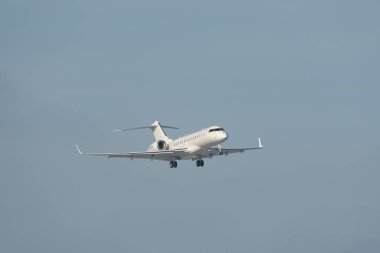 Zürih, İsviçre, 14 Ocak 2024 M-OONL Bombardier Global Express XRS uçağı Davos 'taki dünya ekonomik forumu sırasında 14. piste iniyor.