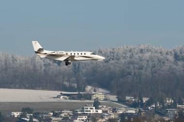 Zürih, İsviçre, 14 Ocak 2024 D-CANG Vista Jet Cessna 650XL Citation XLS + uçakları Davos 'taki dünya ekonomik forumu sırasında 14. piste yaklaşırken