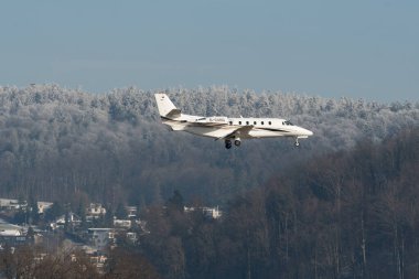 Zürih, İsviçre, 14 Ocak 2024 D-CANG Vista Jet Cessna 650XL Citation XLS + uçakları Davos 'taki dünya ekonomik forumu sırasında 14. piste yaklaşırken
