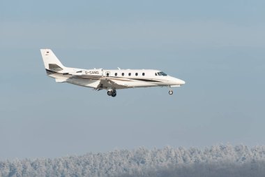 Zürih, İsviçre, 14 Ocak 2024 D-CANG Vista Jet Cessna 650XL Citation XLS + uçakları Davos 'taki dünya ekonomik forumu sırasında 14. piste yaklaşırken