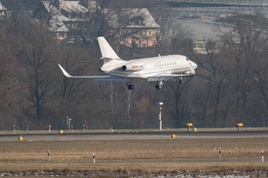 Zürih, İsviçre, 14 Ocak 2024 HB-IBJ Cat Aviation Dassault Falcon 2000LXS uçağı Davos 'taki dünya ekonomik forumu sırasında 14. piste iniyor.