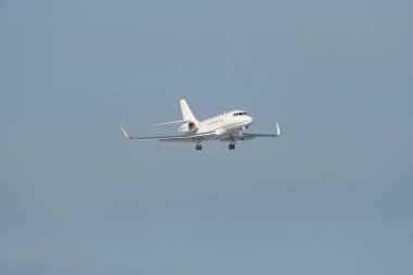 Zürih, İsviçre, 14 Ocak 2024 HB-IBJ Cat Aviation Dassault Falcon 2000LXS uçağı Davos 'taki dünya ekonomik forumu sırasında 14. piste iniyor.