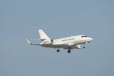 Zürih, İsviçre, 14 Ocak 2024 HB-IBJ Cat Aviation Dassault Falcon 2000LXS uçağı Davos 'taki dünya ekonomik forumu sırasında 14. piste iniyor.