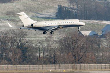 Zürih, İsviçre, 14 Ocak 2024 N-838SW Bombardier Global 6000 sefer sayılı uçak Davos 'taki dünya ekonomik forumu sırasında size yaklaşırken