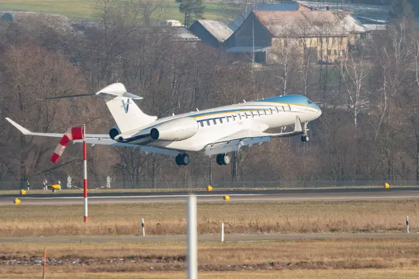 Zürih, İsviçre, 14 Ocak 2024 N-121RS Solairus Havacılık Bombacısı Global 7500 uçağı, Davos 'taki dünya ekonomik forumu sırasında 14. piste yaklaşmaktadır.