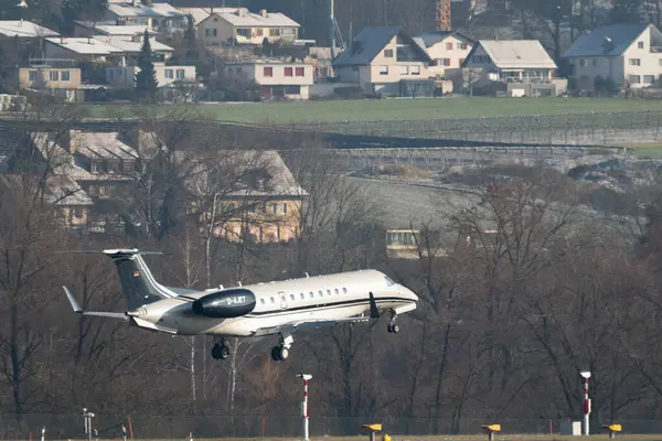 Zürih, İsviçre, 14 Ocak 2024 D-AJET Vista Vista Jet Embraer 650E uçağı Davos 'taki dünya ekonomik forumu sırasında 14. piste yaklaşırken...