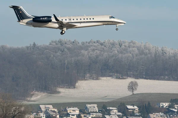 Zürih, İsviçre, 14 Ocak 2024 D-AJET Vista Vista Jet Embraer 650E uçağı Davos 'taki dünya ekonomik forumu sırasında 14. piste yaklaşırken...