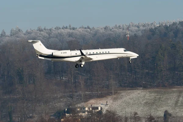 Zürih, İsviçre, 14 Ocak 2024 D-AHOI Vista Jet Embraer 650 uçağı Davos 'taki dünya ekonomik forumu sırasında 14. piste iniyor.