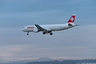 Zürih, İsviçre, 14 Ocak 2024 İsviçre Uluslararası Havayolları Airbus A321-111 uçağı 14 numaralı piste iniyor.
