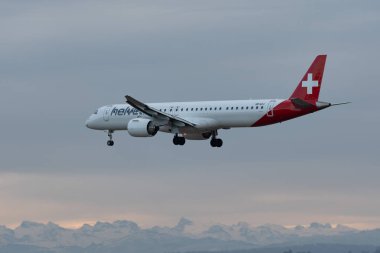 Zürih, İsviçre, 14 Ocak 2024 HB-AZJ Helvetic Havayolları Embraer E195-E2 uçağı 14 numaralı piste iniyor.