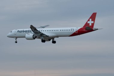 Zürih, İsviçre, 14 Ocak 2024 HB-AZJ Helvetic Havayolları Embraer E195-E2 uçağı 14 numaralı piste iniyor.
