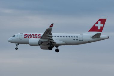 Zürih, İsviçre, 14 Ocak 2024 HB-JBC İsviçreli bombardıman uçağı CS-100 veya Airbus A220-100 uçağı 14 numaralı piste iniyor.