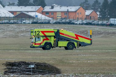 Zürih, İsviçre, 14 Ocak 2024 Davos 'taki dünya ekonomik forumu sırasında uluslararası havaalanındaki güvenlik aracı