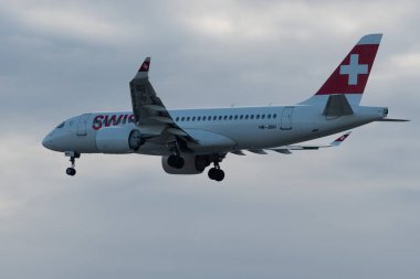 Zürih, İsviçre, 14 Ocak 2024 HB-JBH İsviçreli bombardıman uçağı CS-100 veya Airbus A220-100 uçağı 14 nolu piste iniyor.