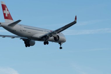 Zürih, İsviçre, 14 Ocak 2024 HB-JCT İsviçreli bombardıman uçağı CS-300 veya Airbus A220-300 uçağı 14 nolu piste iniyor.