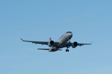 Zürih, İsviçre, 14 Ocak 2024 HB-JCT İsviçreli bombardıman uçağı CS-300 veya Airbus A220-300 uçağı 14 nolu piste iniyor.