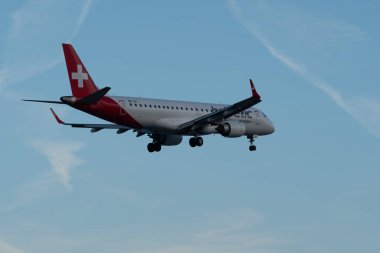 Zürih, İsviçre, 14 Ocak 2024 HB-JVY Helvetic Airways Embraer E190LR uçağı 14 numaralı piste iniyor.
