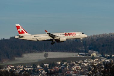 Zürih, İsviçre, 14 Ocak 2024 HB-JCI İsviçreli bombardıman uçağı CS-300 veya Airbus A220-300 uçağı 14 nolu piste iniyor.