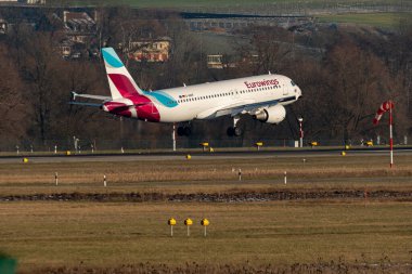 Zürih, İsviçre, 14 Ocak 2024 D-ABHF Eurowings Airbus A320-214, pist 14 'e iniyor.