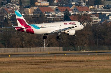 Zürih, İsviçre, 14 Ocak 2024 D-ABHF Eurowings Airbus A320-214, pist 14 'e iniyor.