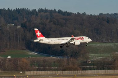 Zürih, İsviçre, 14 Ocak 2024 HB-JCO İsviçreli bombardıman uçağı CS-300 veya Airbus A220-300 uçağı 14 nolu piste iniyor.