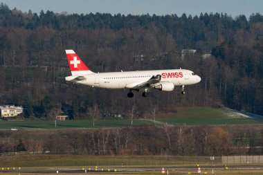Zürih, İsviçre, 14 Ocak 2024 HB-IJL İsviçreli uluslararası havayolu Airbus A320-214 uçağı 14 numaralı piste iniyor.