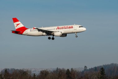 Zürih, İsviçre, 14 Ocak 2024 OE-LBT Avusturya Havayolları Airbus A320-214, pist 14 'e iniyor.