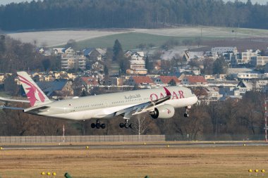 Zürih, İsviçre, 14 Ocak 2024 A7-AML Katar Havayolları Airbus A350-941 uçak 14 numaralı piste iniyor.