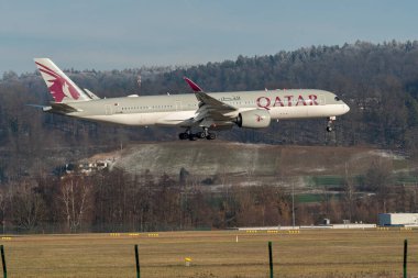 Zürih, İsviçre, 14 Ocak 2024 A7-AML Katar Havayolları Airbus A350-941 uçak 14 numaralı piste iniyor.