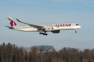 Zürih, İsviçre, 14 Ocak 2024 A7-AML Katar Havayolları Airbus A350-941 uçak 14 numaralı piste iniyor.