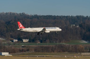 Zürih, İsviçre, 14 Ocak 2024 TC-JRZ Türk Hava Yolları Airbus A321-231 uçağı 14 numaralı piste iniyor.