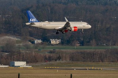 Zürih, İsviçre, 14 Ocak 2024 LN-RGO SAS İskandinav Havayolları Airbus A320-251N uçağı 14 numaralı piste iniyor.