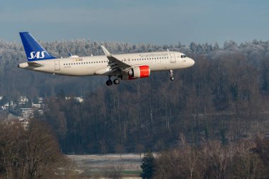 Zürih, İsviçre, 14 Ocak 2024 LN-RGO SAS İskandinav Havayolları Airbus A320-251N uçağı 14 numaralı piste iniyor.