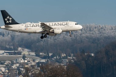 Zürih, İsviçre, 14 Ocak 2024 D-AILS Lufthansa Star Alliance Airbus A319-114 numaralı uçak 14 nolu piste iniyor.