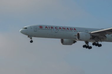 Zürih, İsviçre, 14 Ocak 2024 C-FRAM Air Canada Boeing 777-33ER uçağı 14 numaralı piste iniyor.