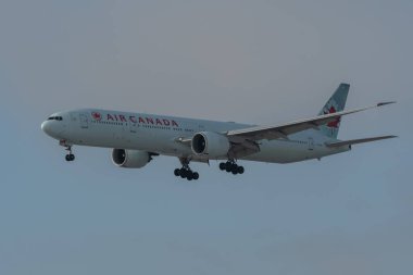 Zürih, İsviçre, 14 Ocak 2024 C-FRAM Air Canada Boeing 777-33ER uçağı 14 numaralı piste iniyor.