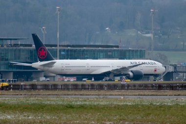 Zürih, İsviçre, 15 Ocak 2024 C-FITL Air Canada Boeing 777-33ER uçağı konumuna doğru ilerliyor.