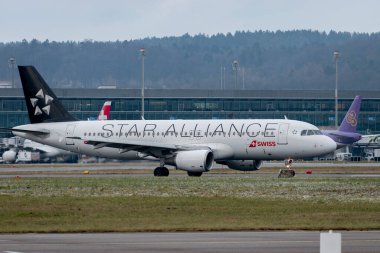 Zürih, İsviçre, 15 Ocak 2024 HB-IJO İsviçre Yıldızlar İttifakı Airbus A320-214 uçağı konumuna doğru ilerliyor.